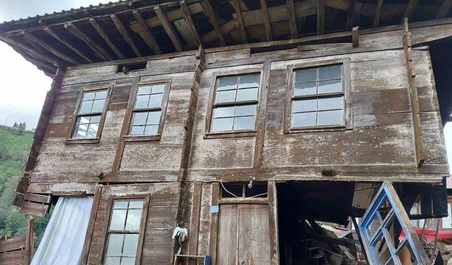 Rize’de asırlık ahşap ev heyelana yenik düştü