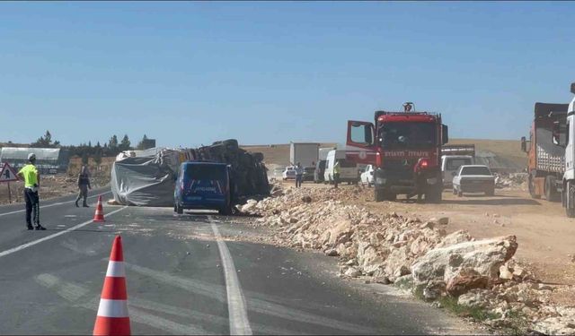 Saman balyası yüklü tır devrildi