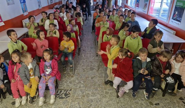 Şehrin her tarafına bir hikaye bin neşe taşıyorlar