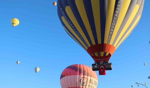 Sıcak hava balonları Türk Bayrakları ile havalandı