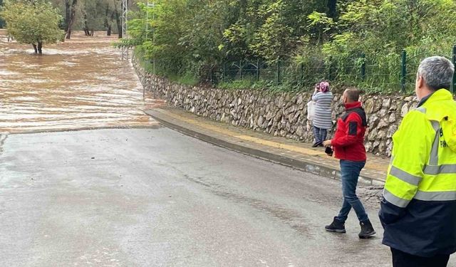 Şiddetli sağanağın ardından Bartın Irmağı çamura döndü