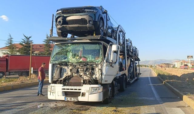 Sıfır kilometre SUV araçları taşıyan tır önündeki tıra çarptı: 2 yaralı