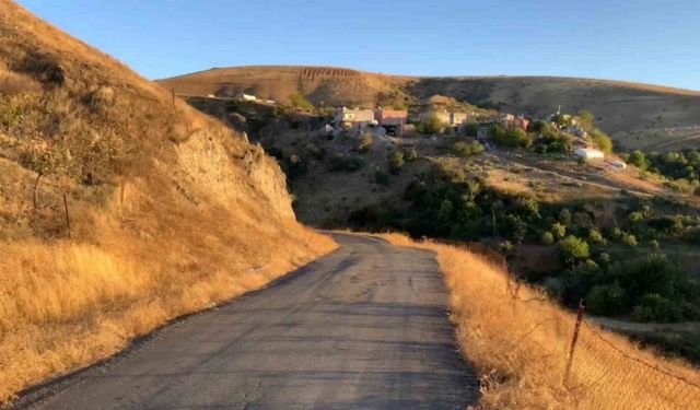 Siirt’te köy yolları onarılmaya devam ediyor