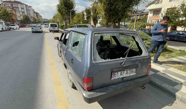 Sinir krizi geçiren vatandaş otomobilini hurdaya çevirdi