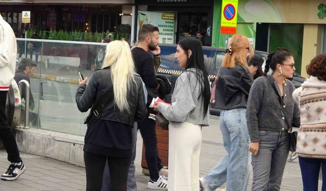 Taksim’de Türk bayrağını kullanarak duygu sömürüsü ile vatandaşlardan para alan 3 kadına para cezası