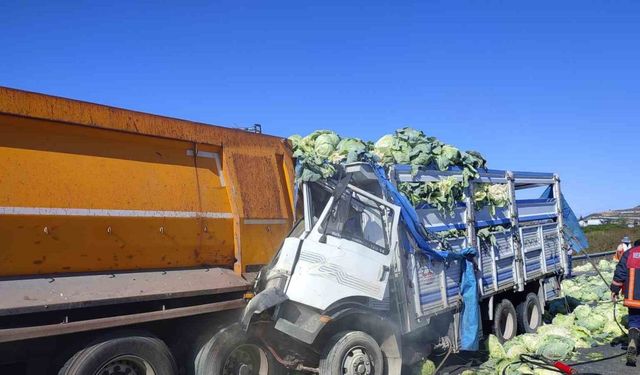 Tarsus’ta araçta sıkışan sürücüyü itfaiye ekipleri kurtardı