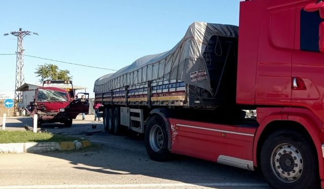 Tekirdağ’da panelvan tıra çarptı: 12 yaralı