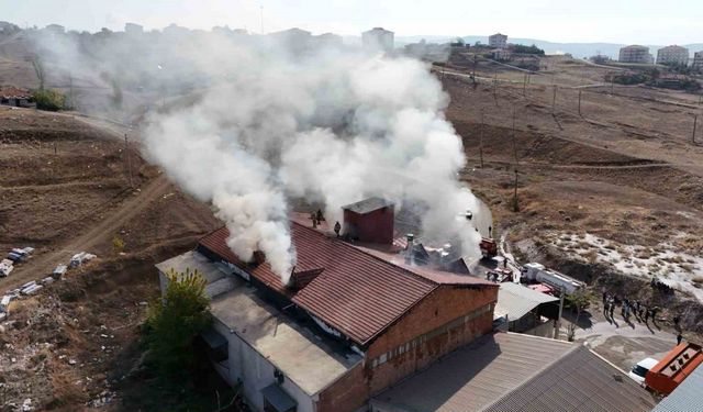 Tekstil atölyesinde kontrol altına alınan yangın yeniden alevlendi