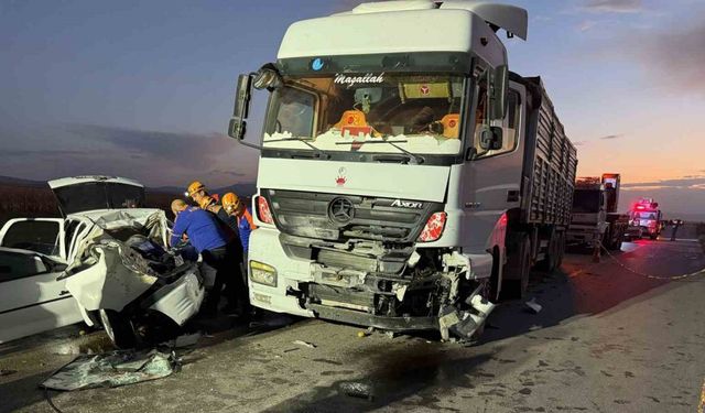 Tırın otomobili kağıt gibi ezdiği kazada 3 kişi hayatını kaybetti