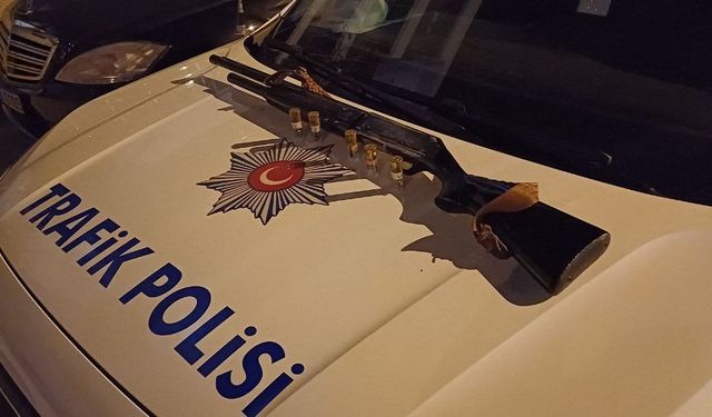 Trafik polislerinin şüphelendiği araçta tüfek ele geçirildi