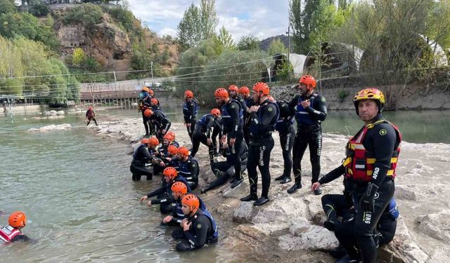 Tunceli’de su üstü kurtarma eğitimi