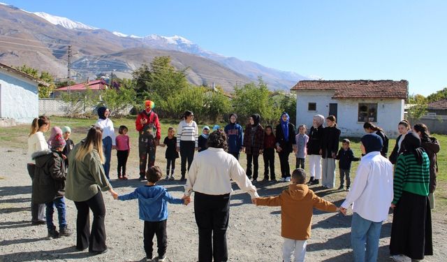 Üniversite öğrencileri çocukları sevindirdi