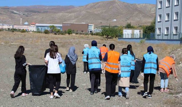 Üniversite öğrencilerinden çevre temizliği