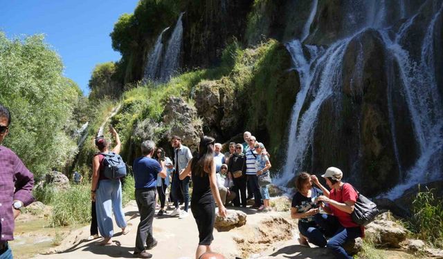 Üniversite öğrencilerinin gelmesiyle Girlevik Şelalesinde yoğunluk oluştu