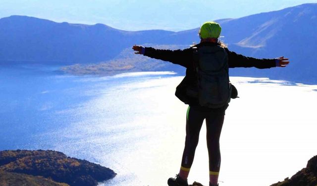 Vanlı dağcılar Nemrut Krater Gölü’nde buluştu