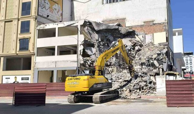 Yıkım esnasında başına moloz isabet eden işçi yaralandı