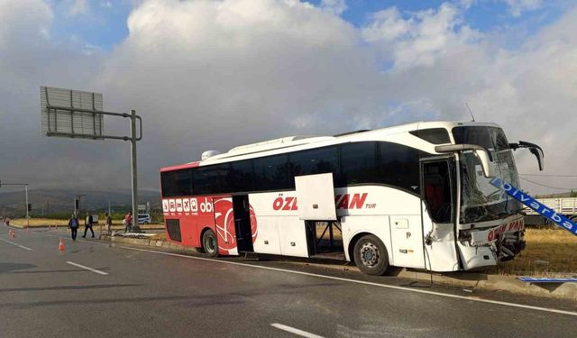 Yolcu otobüsü ile traktör çarpıştı:  1 ölü 1 yaralı