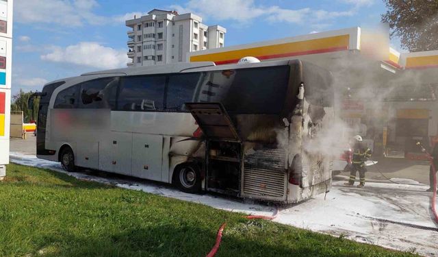 Yolcu otobüsünde yangın: Sürücü aracı akaryakıt istasyonuna çekip itfaiyeyi aradı