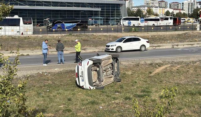 Yoldan çıkan otomobil yan yattı, sürücü yaralandı