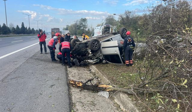 Otoyolda kontrolden çıkan araç 3 ağacı biçti: 2 yaralı