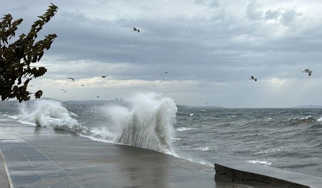 Avcılar'da lodosun etkisiyle dalgalar mendireği aştı