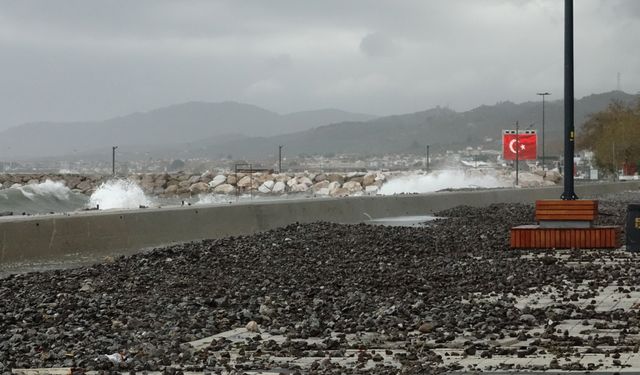 Balıkesir'de sağanak ve lodos etkili oluyor