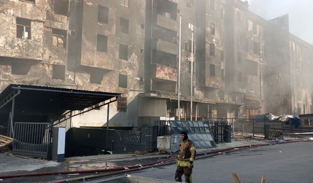 Beylikdüzü'nde çıkan fabrika yangını yaklaşık 36 saattir sürüyor