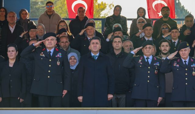 Bilecik Valisi Aygöl, yemin töreninde askerlerin heyecanına ortak oldu