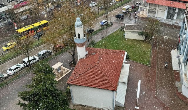 Bursa kent merkezinde mevsimin ilk karı etkili oluyor