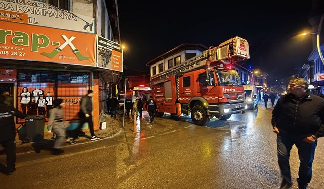 Bursa'da 3 katlı binada çıkan yangın söndürüldü