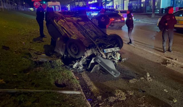 Bursa'da aydınlatma direğine çarpan otomobildeki 2 kişi yaralandı