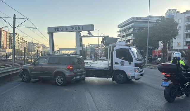 Bursa'da direksiyon başında fenalaşan sürücünün kullandığı otomobil 2 araca çarptı