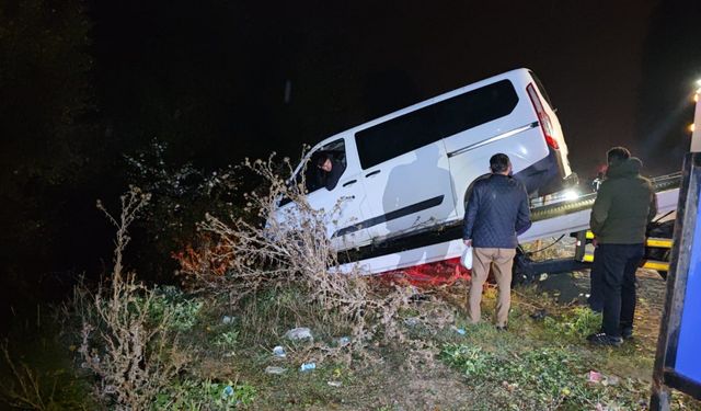 Bursa'da refüje düşen minibüsün sürücüsü yaralandı