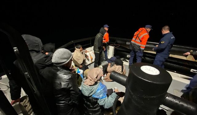 Çanakkale açıklarında 18 düzensiz göçmen kurtarıldı