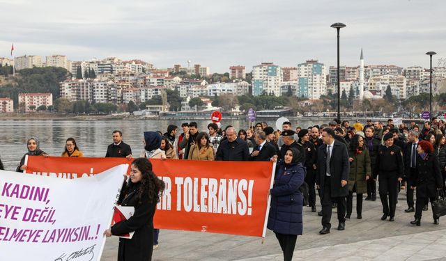 Çanakkale'de kadına yönelik şiddete karşı farkındalık yürüyüşü yapıldı