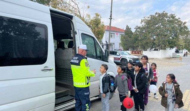 Edirne'de jandarma ekipleri okul servislerini denetledi