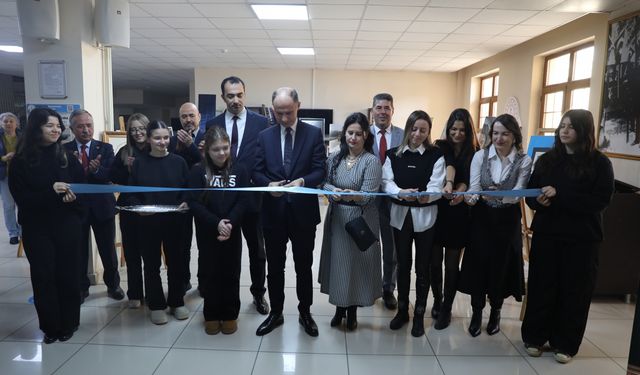 Edirne'de öğretmenlerin yaptıkları resimler ve çektikleri fotoğraflar sergilendi.