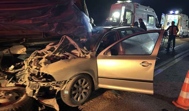 Edirne'de traktörün römorkuna çarpan otomobilde 1 kişi öldü, 1 kişi yaralandı