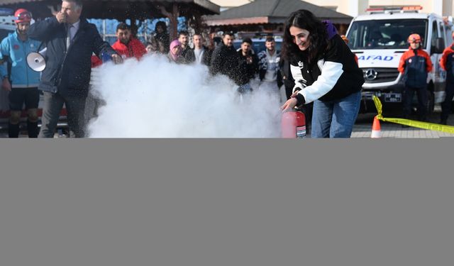 Edirne'de üniversite ve ortaokul öğrencilerinin katılımıyla deprem tatbikatı yapıldı