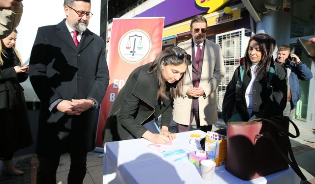 Edirne'de vatandaşlar, kurulan panoya "kadına yönelik şiddetin önlenmesine yönelik" mesajlarını yazdı