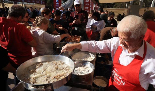 Edirne'deki festivalde meşhur tava ciğerini tatmak isteyenler kuyruk oluşturdu