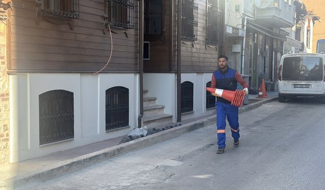 Esnafın "park rezervesi" amacıyla yola bıraktığı malzemeleri polis ve zabıta topladı