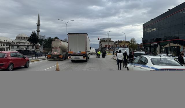 GÜNCELLEME - Sakarya'da tırın çarptığı kadın öldü