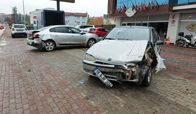 İnegöl'de zincirleme trafik kazasında 3 kişi yaralandı