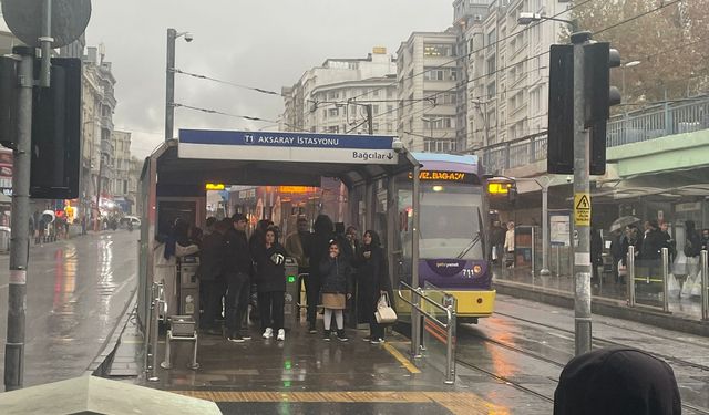 İstanbul'da yağış nedeniyle toplu ulaşımda aksamalar yaşanıyor