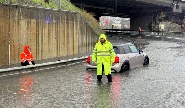 Kağıthane'de yolda su birikintisinde mahsur kalan araç kurtarıldı