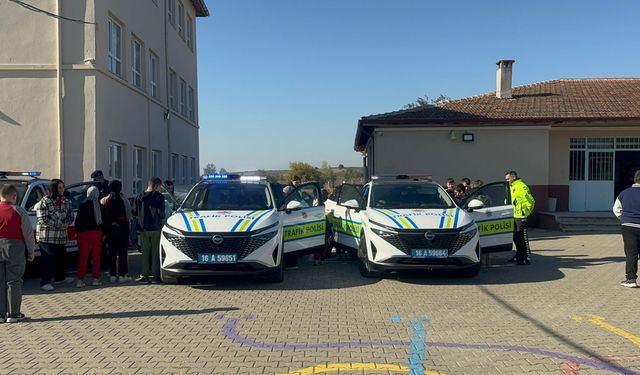 Karacabey'de jandarma ve polis trafik ekiplerinden öğrencilere trafik semineri