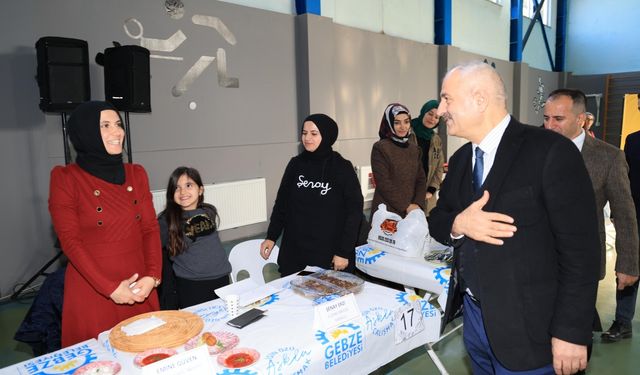 Kocaeli'de veliler israfa dikkati çekmek için bayat ekmekten yiyecek hazırladı