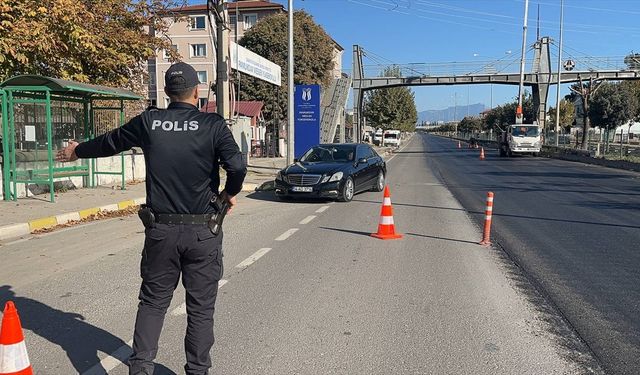 Pamukova emniyetinden eş zamanlı asayiş ve trafik denetimi