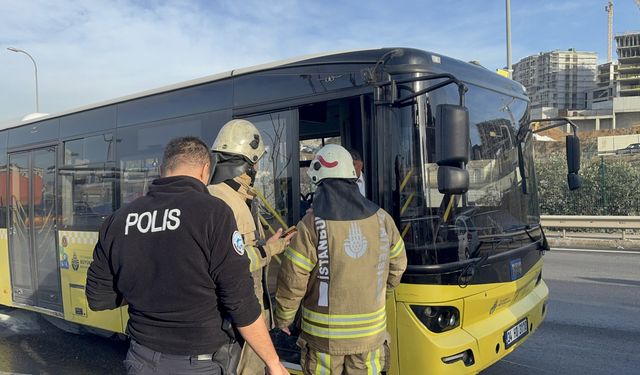 Pendik'te İETT otobüsünde çıkan yangın söndürüldü